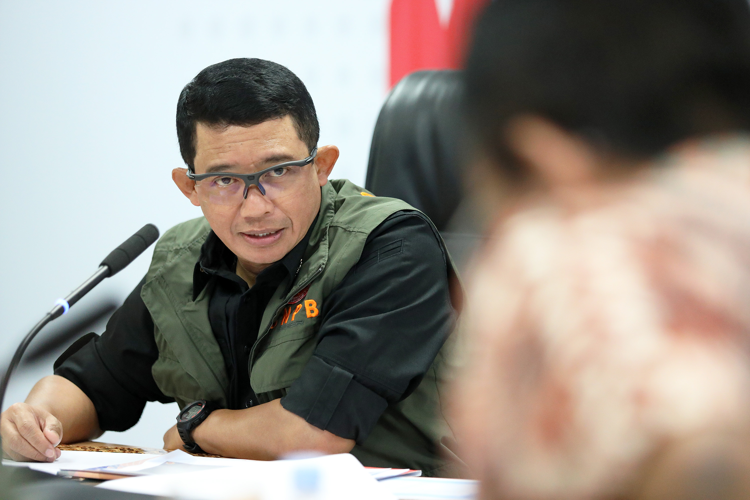 Kepala BNPB Letjen TNI Suharyanto memberikan arahan terkait perkembangan penanganan darurat bencana tanah longsor dan banjir lahar dingin gunungapi Semeru kepada Pemerintah Provinsi Jawa Timur dan Pemerintah Kabupaten Lumajang di Gedung Graha BNPB, Jakarta Timur, Selasa (11/7).